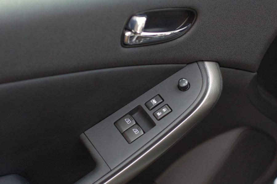  Nissan Altima Coupe 2.5S 2008 года  (фото 16 из 50)